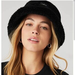 ALO BUCKET HAT